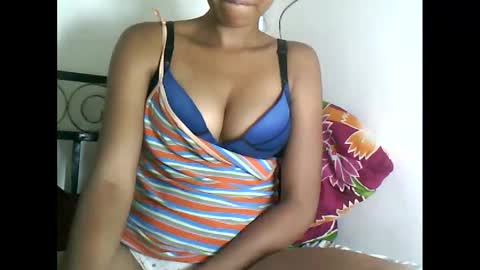 Snapshot of sexylarra12 chatting on January 17, 2:50 am sexylarra12 online show from January 17, 2:50 am