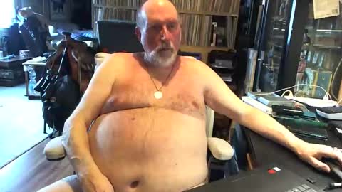 Grizz Lee Bear online show from April 2, 5:37 am