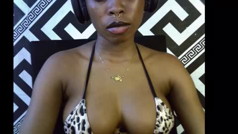 Snapshot of sezy_petite chatting on October 14, 10:02 pm Wealth online show from October 14, 10:02 pm