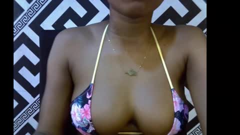 Snapshot of sezy_petite chatting on October 15, 10:10 pm Wealth online show from October 15, 10:10 pm