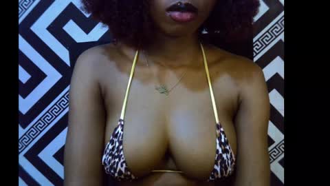 Snapshot of sezy_petite chatting on October 19, 7:57 am Wealth online show from October 19, 7:57 am