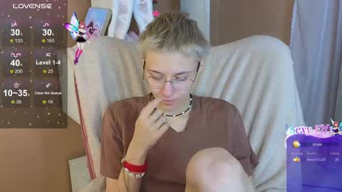 Snapshot of sharli_rose chatting on February 23, 3:18 pm Sharli online show from February 23, 3:18 pm