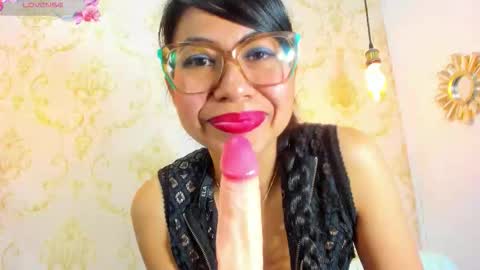 Snapshot of sharon_leather chatting on October 17, 12:31 pm sharon_leather online show from October 17, 12:31 pm