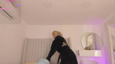 shelynna_azzul online show from June 30, 12:15 pm