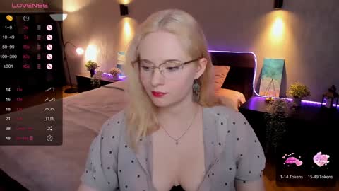 Snapshot of sheslinki chatting on February 1, 12:15 pm Hello guys my name is Aemilia online show from February 1, 12:15 pm