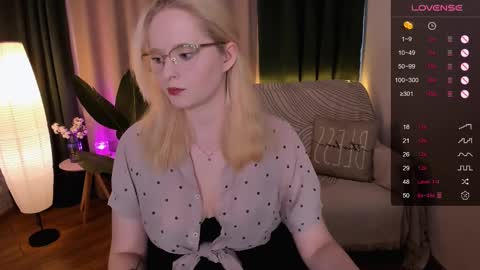 Snapshot of sheslinki chatting on March 11, 8:52 am Hello guys my name is Aemilia online show from March 11, 8:52 am