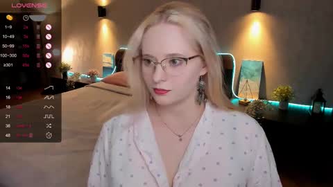 Snapshot of sheslinki chatting on February 14, 2:18 am Hello guys my name is Aemilia online show from February 14, 2:18 am