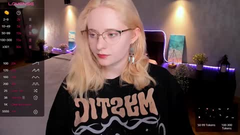 Snapshot of sheslinki chatting on February 4, 9:17 am Hello guys my name is Aemilia online show from February 4, 9:17 am