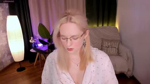 Snapshot of sheslinki chatting on February 16, 8:54 am Hello guys my name is Aemilia online show from February 16, 8:54 am