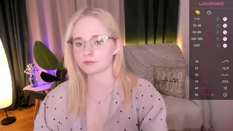 Snapshot of sheslinki chatting on March 4, 11:51 am Hello guys my name is Aemilia online show from March 4, 11:51 am