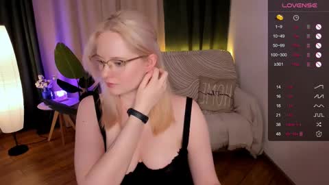 Snapshot of sheslinki chatting on February 16, 3:05 pm Hello guys my name is Aemilia online show from February 16, 3:05 pm