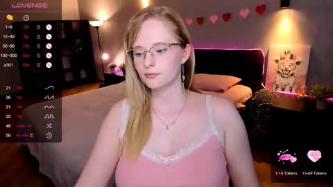 Snapshot of sheslinki chatting on September 20, 9:01 am Hello guys my name is Aemilia online show from September 20, 9:01 am