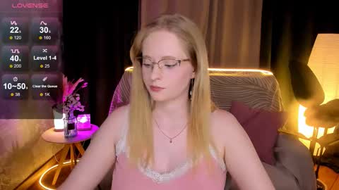 Snapshot of sheslinki chatting on October 15, 8:26 am Hello guys my name is Aemilia online show from October 15, 8:26 am