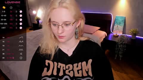 Snapshot of sheslinki chatting on February 4, 12:22 pm Hello guys my name is Aemilia online show from February 4, 12:22 pm