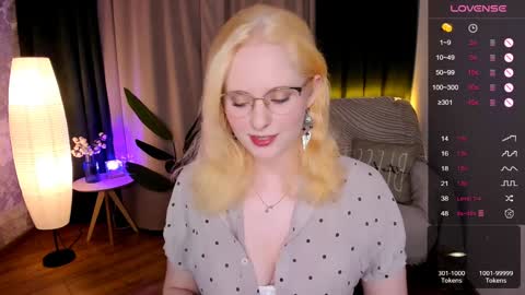 Snapshot of sheslinki chatting on January 21, 11:24 am Hello guys my name is Aemilia online show from January 21, 11:24 am
