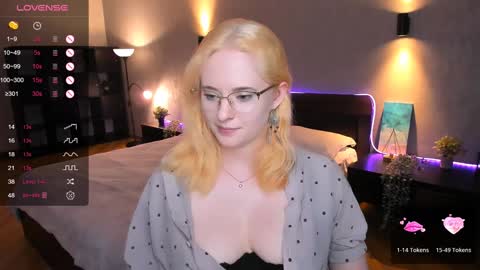 Snapshot of sheslinki chatting on January 24, 3:34 pm Hello guys my name is Aemilia online show from January 24, 3:34 pm