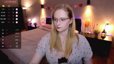 Snapshot of sheslinki chatting on October 3, 8:55 am Hello guys my name is Aemilia online show from October 3, 8:55 am