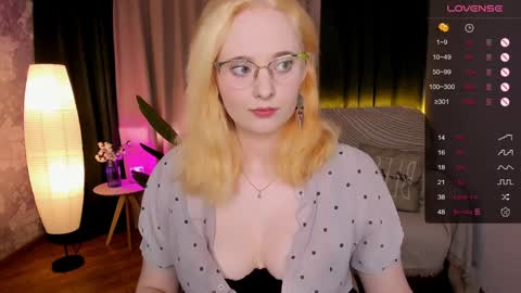 Snapshot of sheslinki chatting on January 23, 7:11 am Hello guys my name is Aemilia online show from January 23, 7:11 am