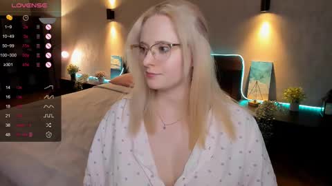 Snapshot of sheslinki chatting on February 14, 8:21 am Hello guys my name is Aemilia online show from February 14, 8:21 am