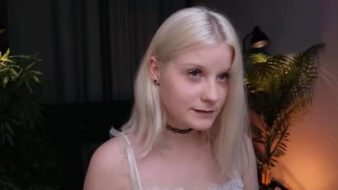 Snapshot of shinejoan chatting on October 9, 3:17 pm help me reach my first 25 thumbs up online show from October 9, 3:17 pm