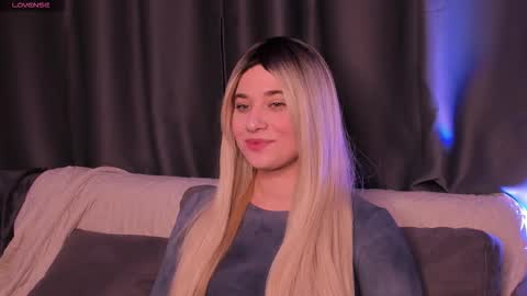 Snapshot of shybunny01 chatting on October 17, 11:53 pm Mary online show from October 17, 11:53 pm