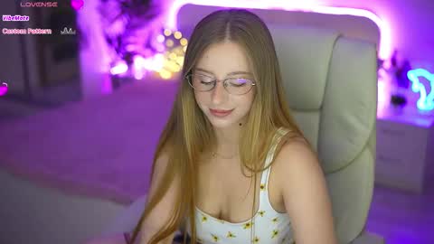 Snapshot of silverrmoon chatting on September 15, 1:34 pm Kristina Kris online show from September 15, 1:34 pm