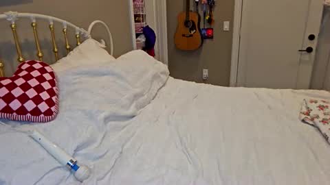 simonesighren online show from February 3, 7:24 am