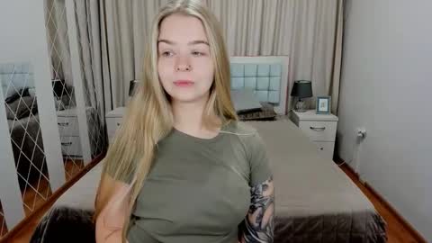 Snapshot of sirenabloom chatting on October 3, 5:38 am SirenaBloom online show from October 3, 5:38 am