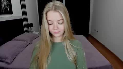 Snapshot of sirenabloom chatting on October 13, 5:53 am SirenaBloom online show from October 13, 5:53 am