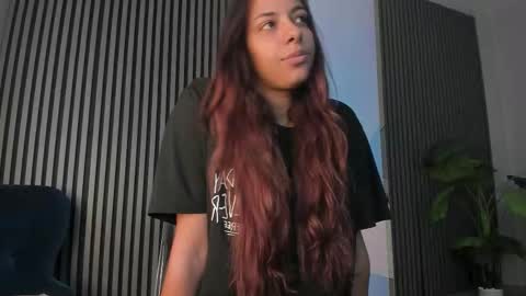 Snapshot of sisi_von_dee chatting on September 29, 5:28 am Dee online show from September 29, 5:28 am
