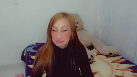 Snapshot of skarlett2072 chatting on October 10, 3:01 am Arlett online show from October 10, 3:01 am