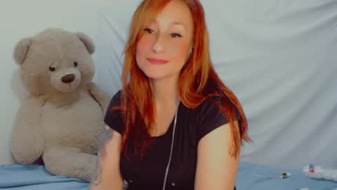 Snapshot of skarlett2072 chatting on February 10, 2:30 am Arlett online show from February 10, 2:30 am