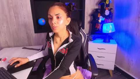 Snapshot of skarlettary chatting on October 18, 4:49 am SKARLETT online show from October 18, 4:49 am