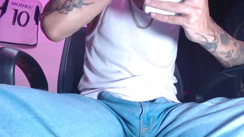 Snapshot of skateboy444 chatting on January 26, 5:34 am king online show from January 26, 5:34 am