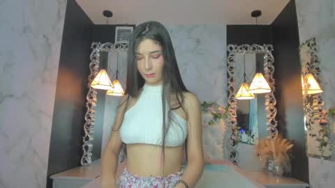 Snapshot of skinny_linda chatting on February 20, 10:05 am online show from February 20, 10:05 am