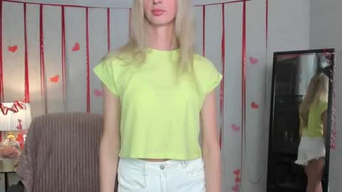 Snapshot of skinnyladyy chatting on February 22, 2:17 am Skinnyladyy online show from February 22, 2:17 am