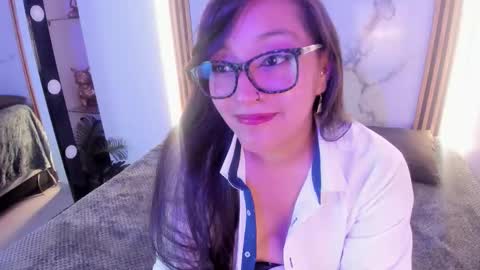 Snapshot of skye_bluee_ chatting on October 3, 4:21 am skye_bluee_ online show from October 3, 4:21 am