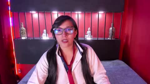Snapshot of skye_bluee_ chatting on October 12, 3:32 am skye_bluee_ online show from October 12, 3:32 am