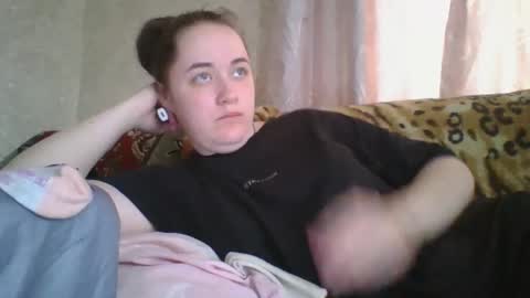 skyressie333 online show from April 3, 4:52 am