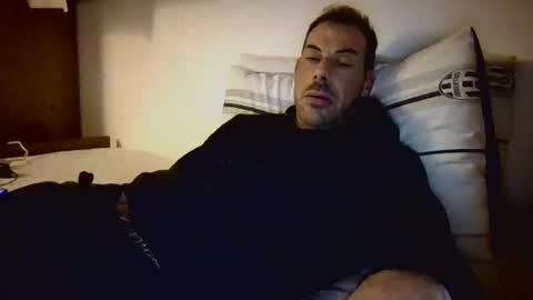 Snapshot of slevin1983 chatting on February 26, 12:20 am slevin online show from February 26, 12:20 am