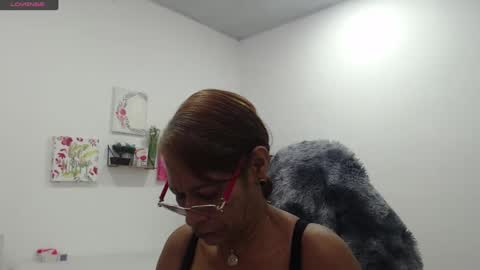 Snapshot of smilet_milf chatting on October 1, 12:59 pm Smileth online show from October 1, 12:59 pm