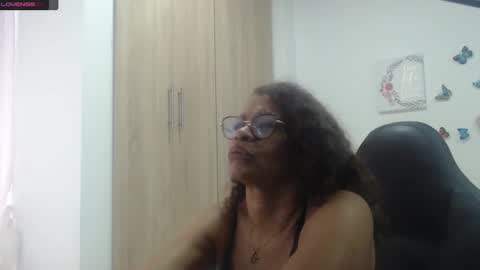 Snapshot of smilet_milf chatting on February 27, 12:01 pm Smileth online show from February 27, 12:01 pm