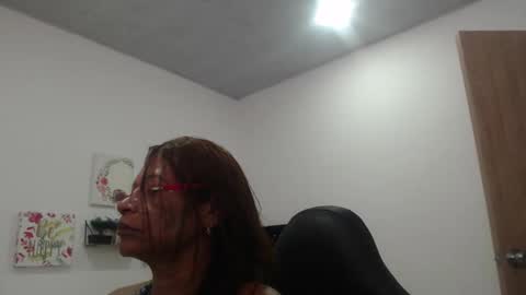 Snapshot of smilet_milf chatting on October 15, 2:07 pm Smileth online show from October 15, 2:07 pm