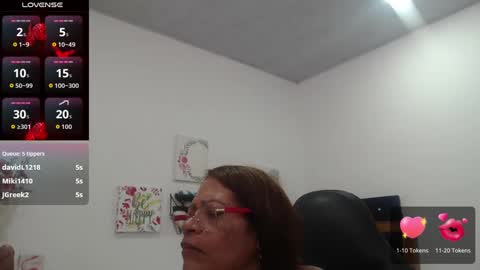 Snapshot of smilet_milf chatting on October 10, 5:52 pm Smileth online show from October 10, 5:52 pm