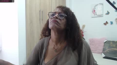 Snapshot of smilet_milf chatting on February 24, 11:43 am Smileth online show from February 24, 11:43 am