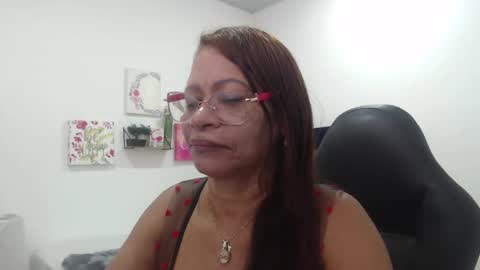 Snapshot of smilet_milf chatting on October 13, 1:13 pm Smileth online show from October 13, 1:13 pm