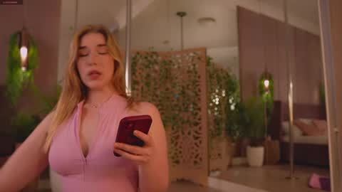 Mia online show from November 8, 7:00 am