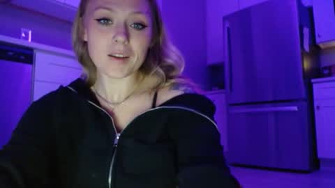 sneakyalicek online show from December 15, 2:51 am