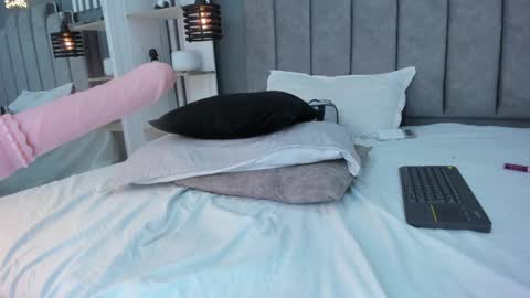 valen online show from December 13, 1:48 am