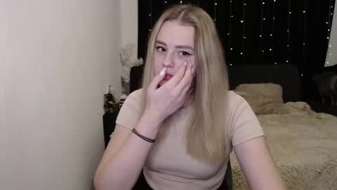 Snapshot of sofia_rosemary chatting on December 22, 1:00 pm sofia_rosemary online show from December 22, 1:00 pm